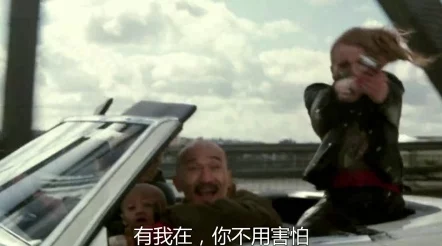 CSGO暴躁妹妹玩游戏时怒斥队友引发热议，网友纷纷围观评论其激烈反应与游戏心态